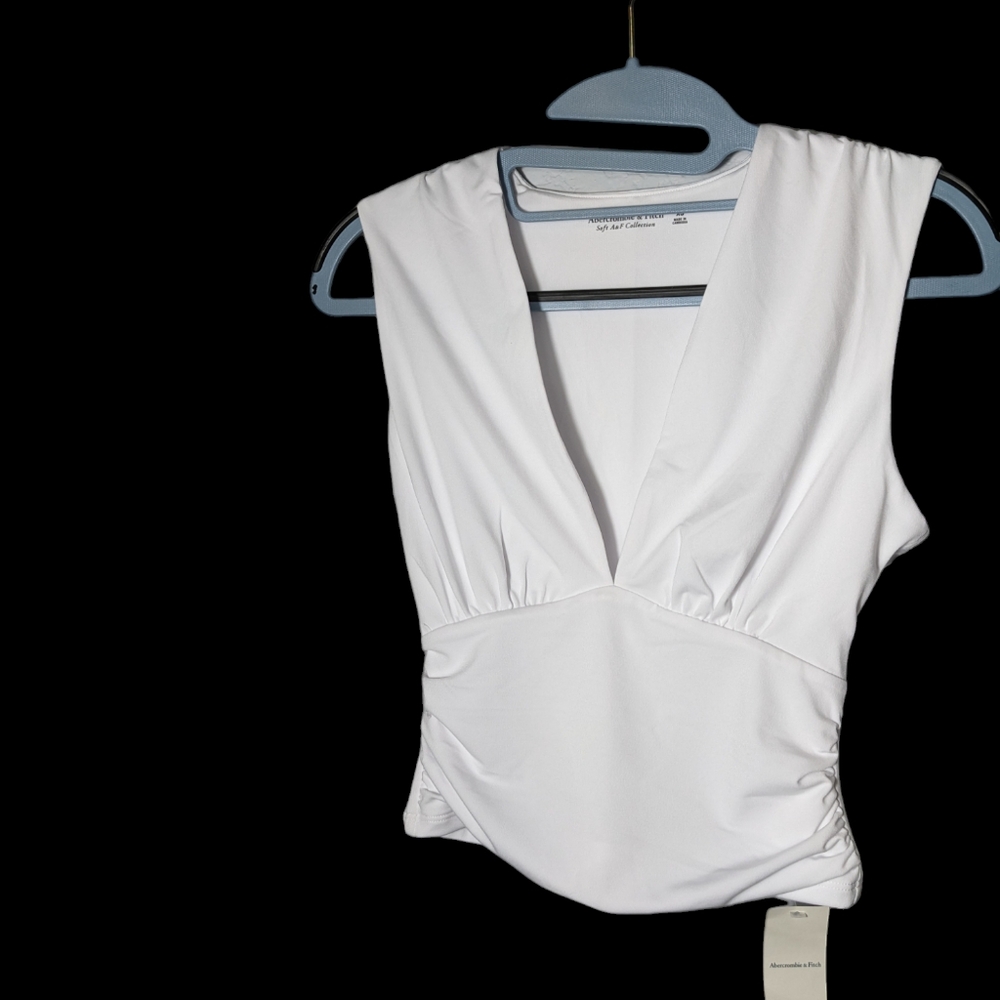 NWT Abercrombie and Fitch white V neck top size XS